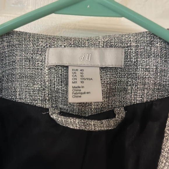 H&M tweed blazer with gathered-sleeves. Size 10. - Picture 2 of 5
